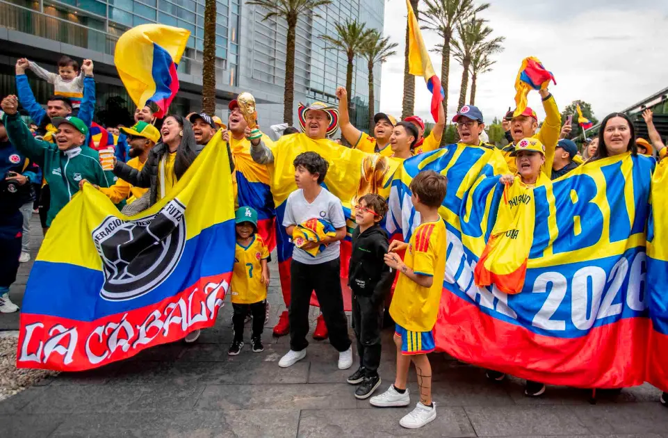 Hoy juega la “Sele”: Hinchas se tomaron Ciudad de México para empujar el sueño mundialista de Colombia