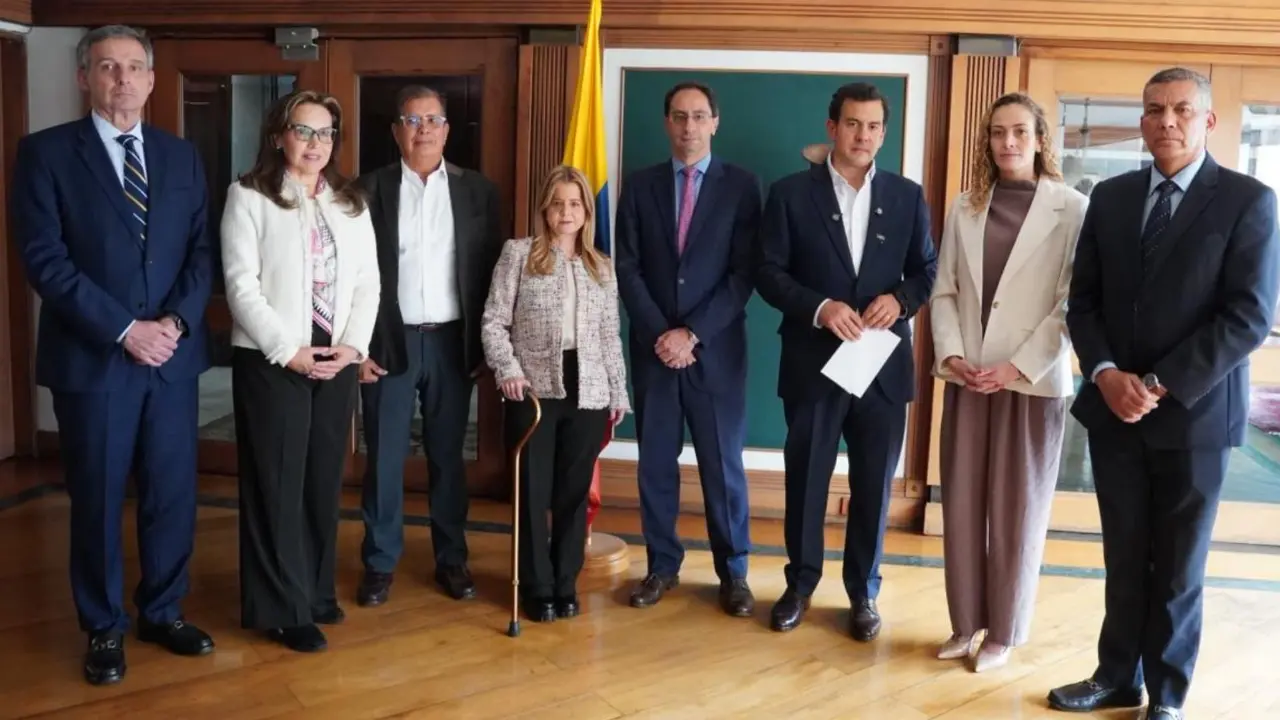 Ministros confirmados del nuevo gobierno. De izquierda a derecha: Miguel Gómez Martínez, ministro de Hacienda; Viviane Morales, MinEducación; Fabio Arjona, MinAmbiente; Elsa