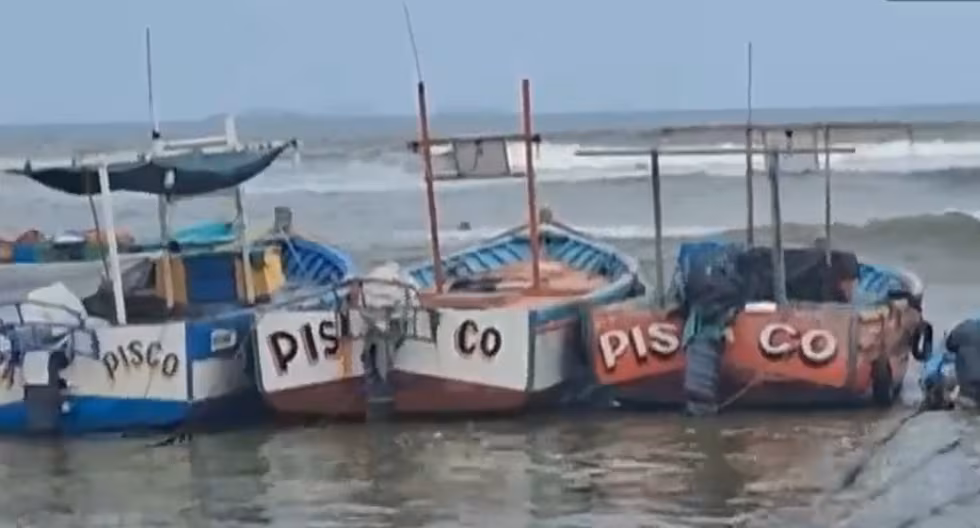 Dos pescadores desaparecen tras naufragio de embarcación artesanal en la bahía de Paracas