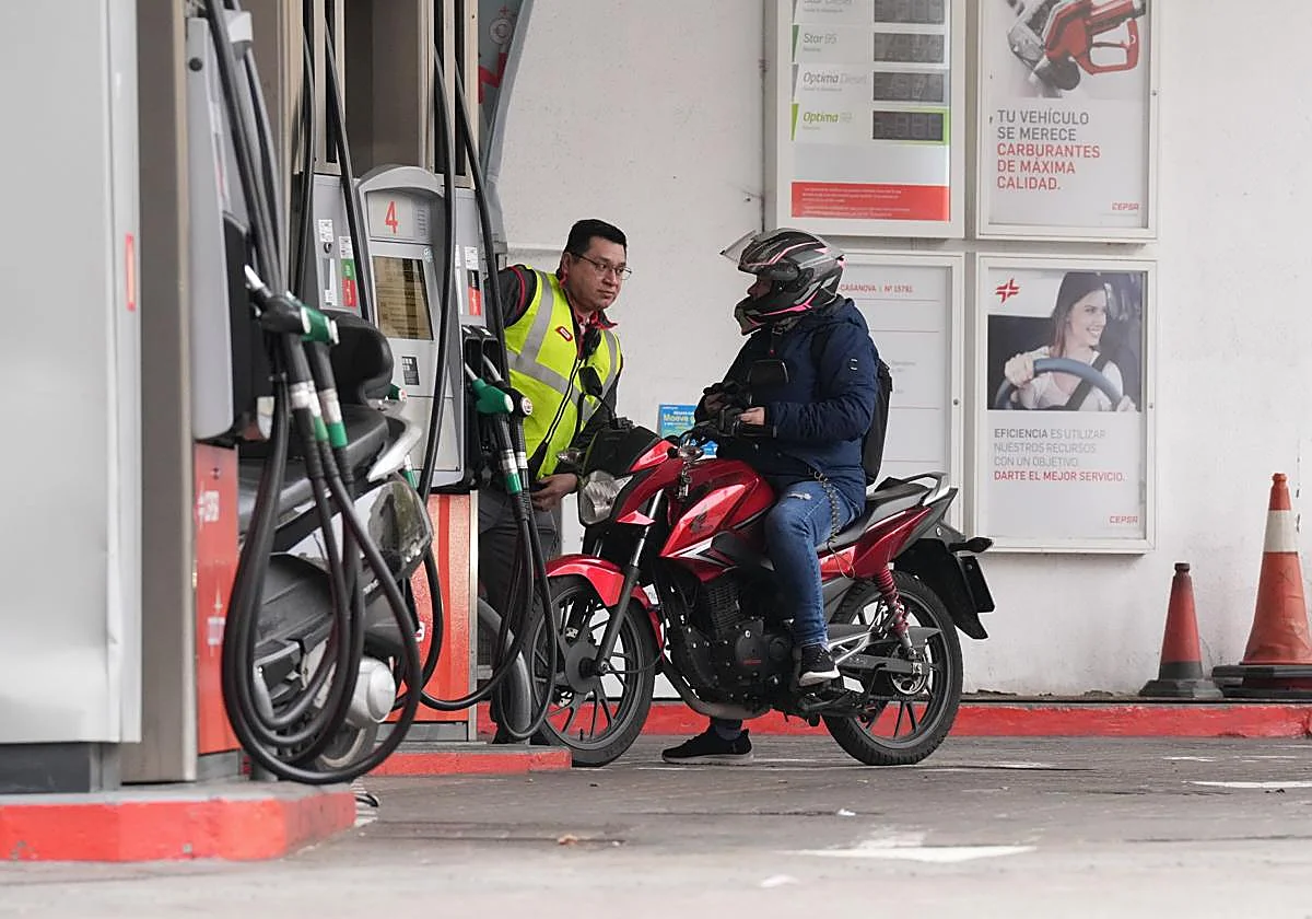 La subida del diésel está ya cerca de absorber por completo la rebaja fiscal a los carburantes