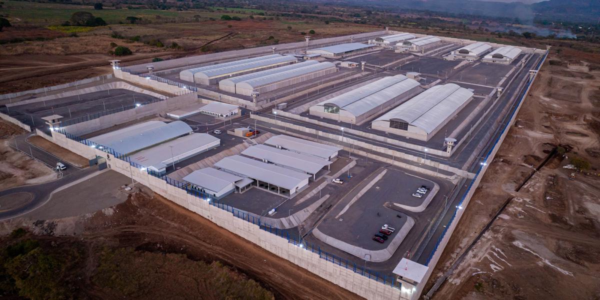 El Cecot está situado en el valle sudeste del volcán San Vicente, en una zona rural en el municipio Tecoluca. Foto: Cortesía Gobierno El Salvador