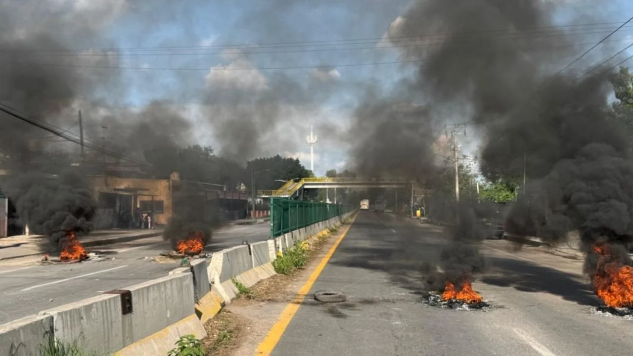 Queman nueve vehículos y bloquean carretera por muerte de menor en Gasca