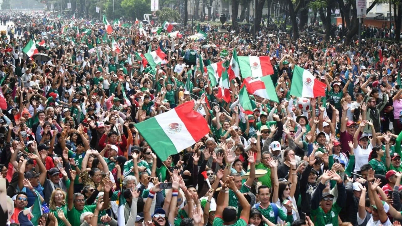 "Hay gente tirada": Así fue la estampida que dejó 3 muertos en Reforma durante los festejos por el triunfo de México ante Ecuador | VIDEOS