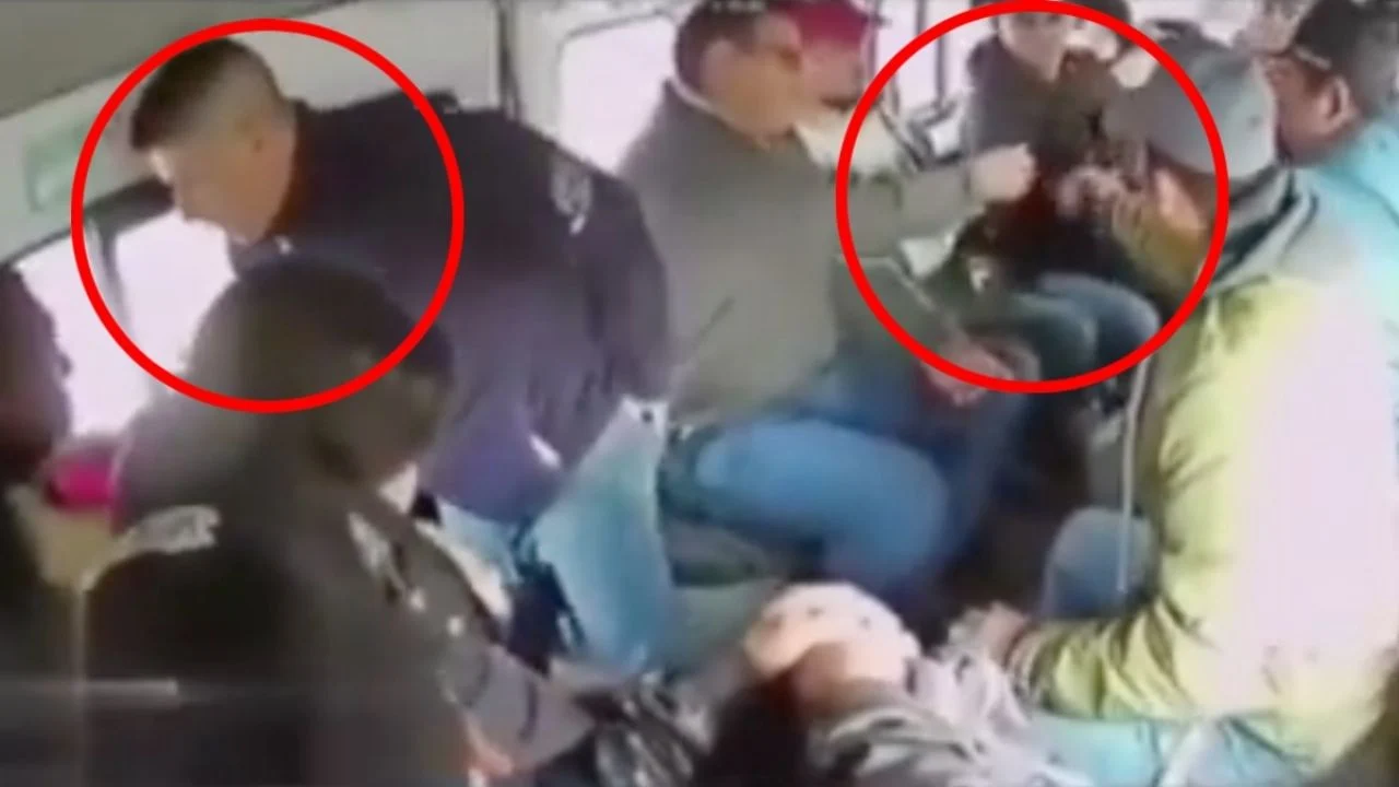 Cámaras captan violento asalto dentro de una combi; delincuentes se llevan todo y se dan a la fuga | VIDEO