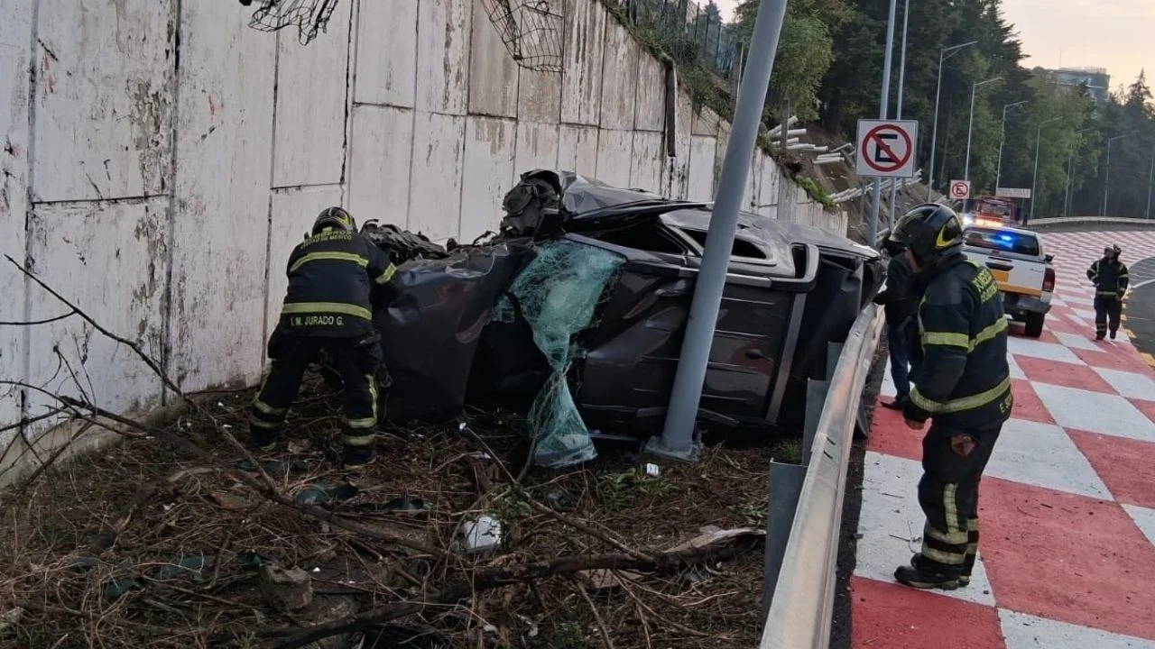 Volcadura en carretera México - Toluca deja automóvil totalmente destrozado, circulaba a exceso de velocidad