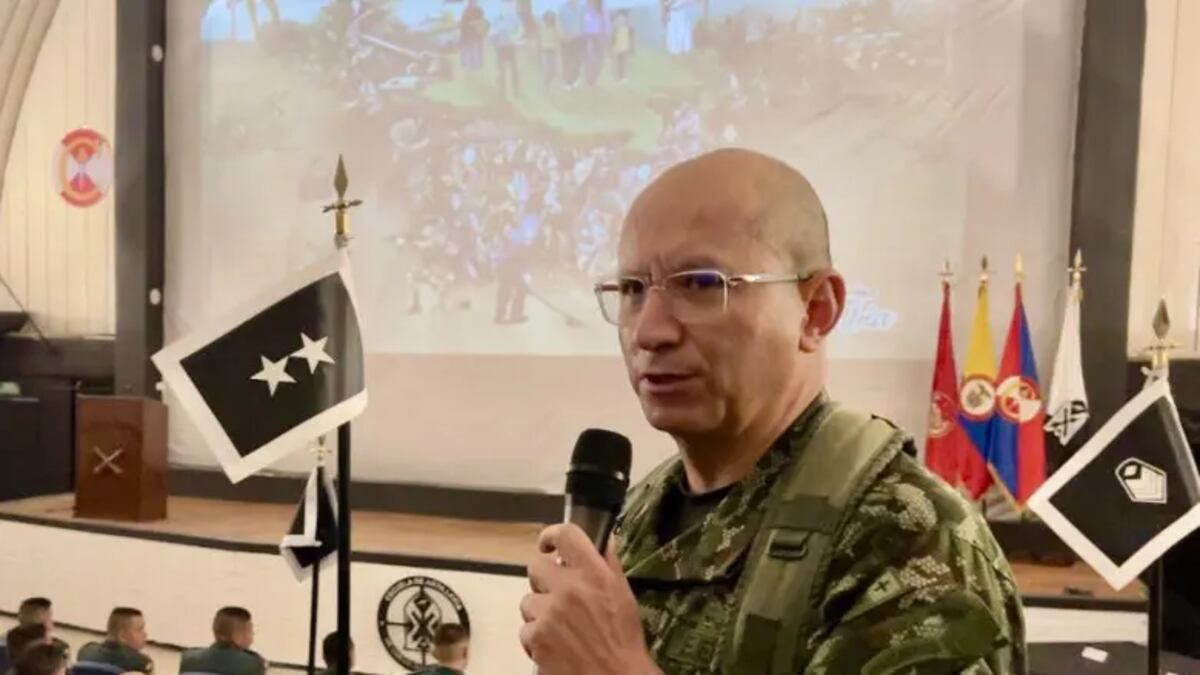 Recién retirado general del Ejército dice que su salida se dio por el polémico operativo en el que cayó ‘Calarcá’ y que el Gobierno estaba “inconforme”