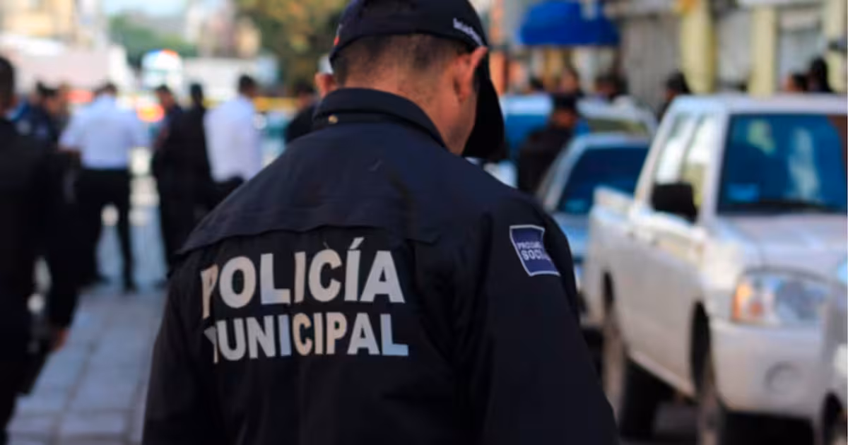 Vecinos de Tepeaca denuncian que policías desaparecen en horarios críticos mientras camiones de gas LP robado circulan y una bodega estalla consumiendo 40 mil litros