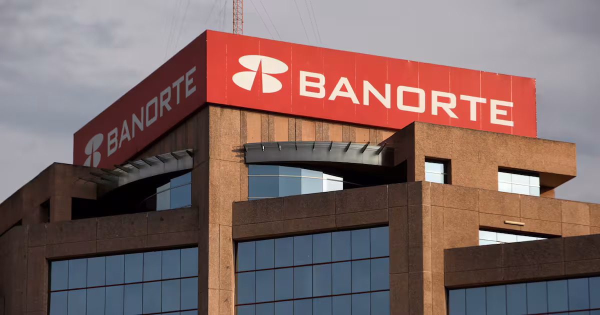 Banorte recaudó 1,350 millones de dólares con deuda híbrida en mercados internacionales y sus acciones cayeron tras el anuncio