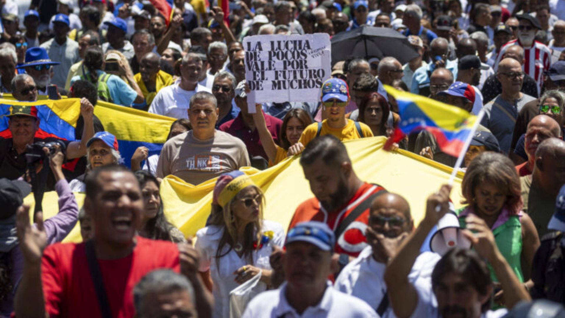 Workers and students march for dignified wages and against bonuses
