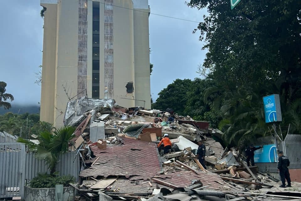 Rescue in Los Palos Grandes after collapse due to magnitude 7.0 earthquake