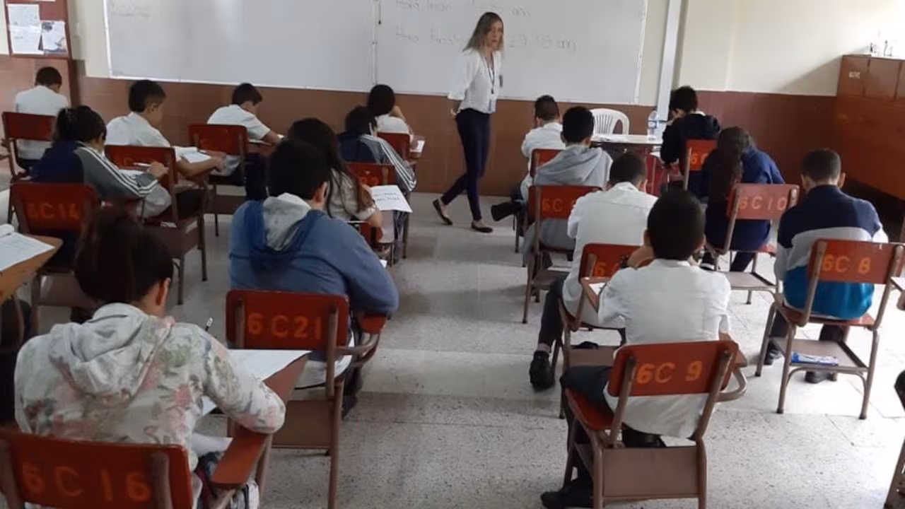 Ministerio de Educación ordena contratación inmediata de docentes y flexibiliza requisitos en colegios