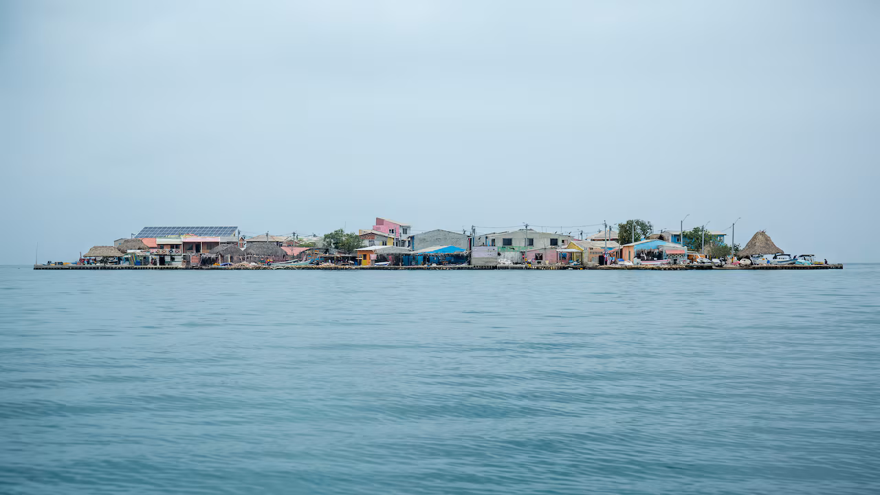 La isla más sobrepoblada del mundo está en Colombia: dónde queda y cómo llegar desde Bogotá