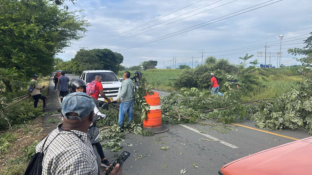 Protesta extrabajadores del ingenio La Cabaña en el Cauca causa bloqueo en diferentes puntos de la vía internacional Panamericana, situaciones que se presenta en la mañana de este