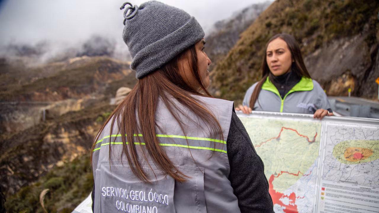 El objetivo principal del Servicio Geológico Colombiano es realizar investigación científica básica y aplicada del potencial de recursos del subsuelo, así como monitorear y