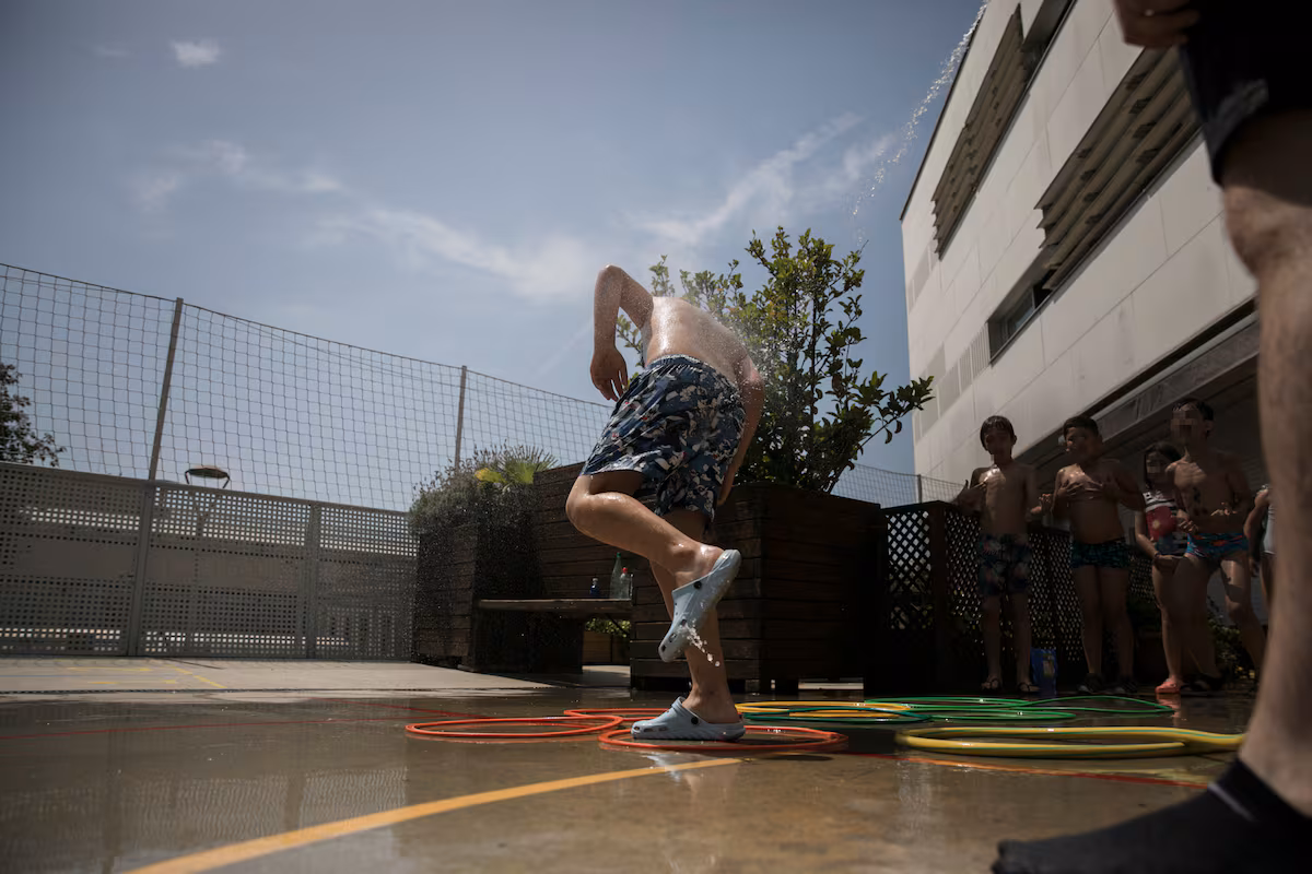 Sí, se pueden climatizar las escuelas: Barcelona ya ha refrigerado 84 con fondos de la tasa turística