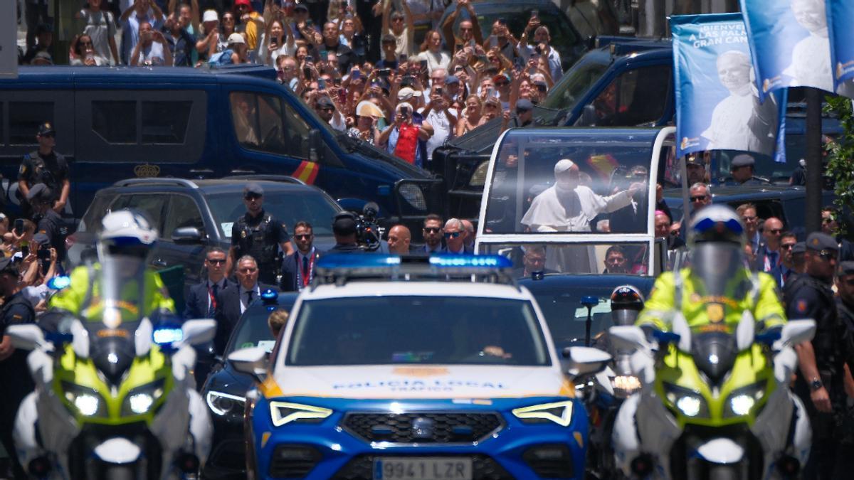 El Papa lanza en su visita a Canarias una amonestación a la insolidaridad migratoria europea desde el muelle de Arguineguín