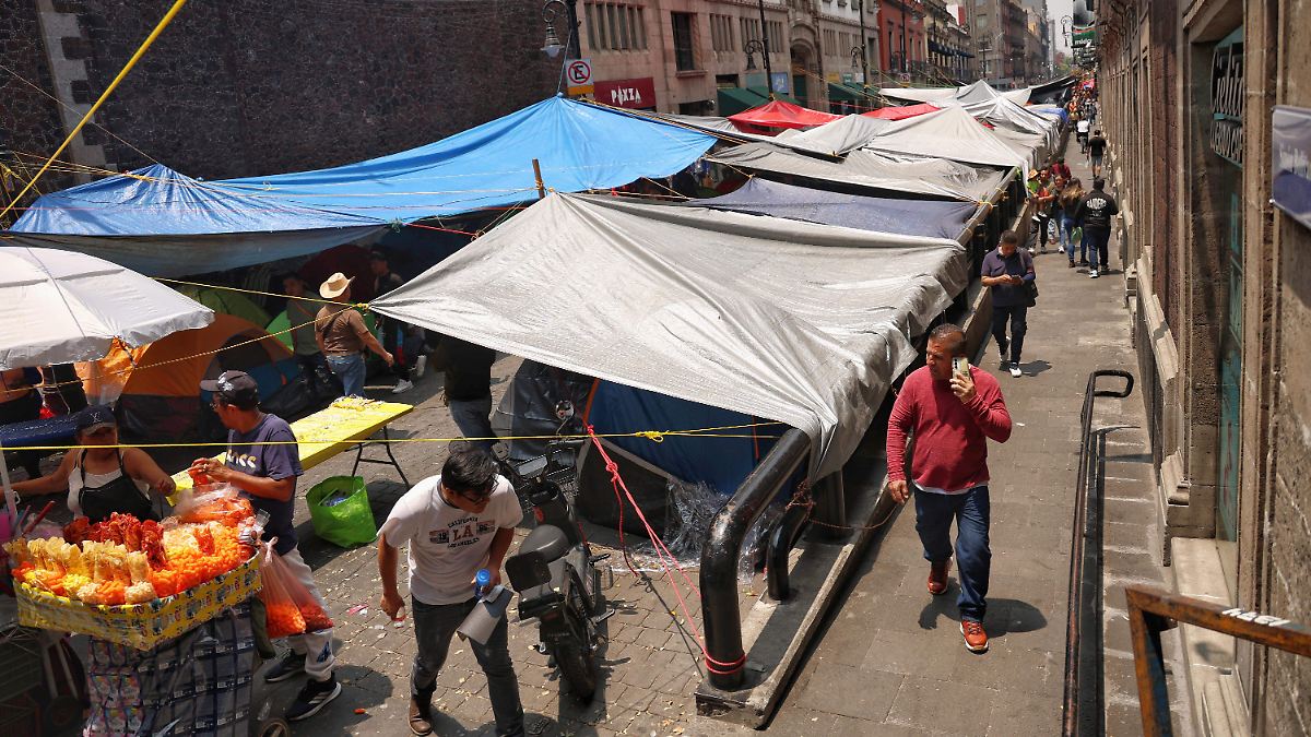 La CNTE calle a calle: un plantón de tres mil 481 tiendas en el Centro Histórico