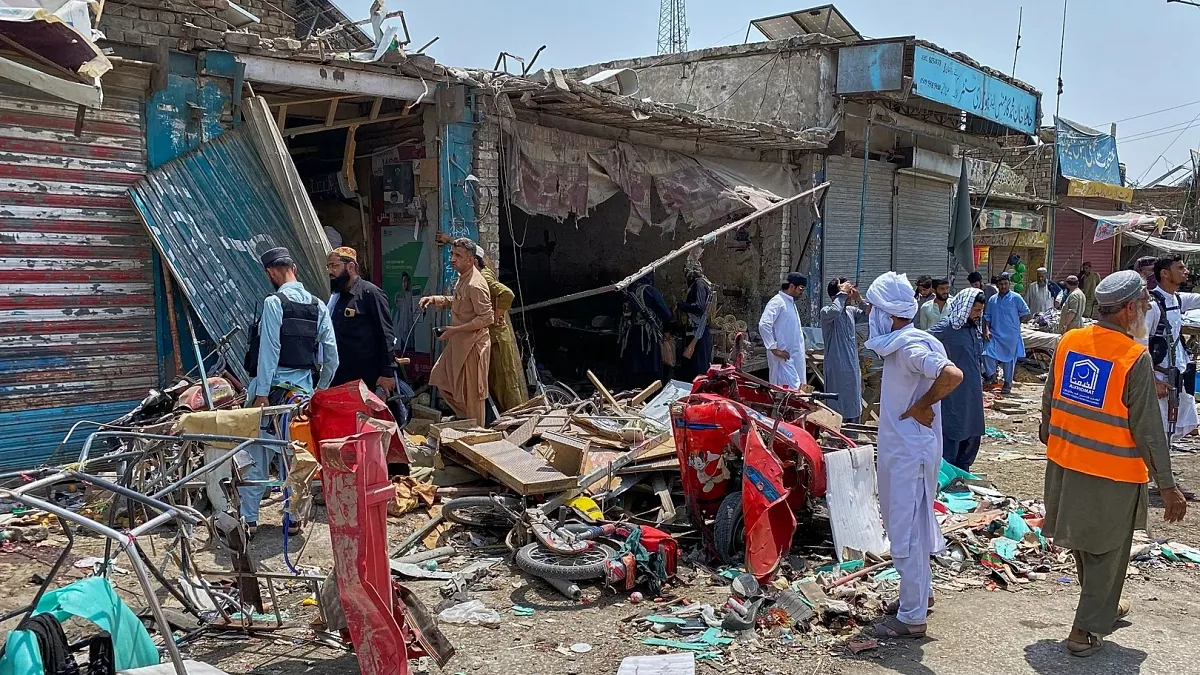 Nine killed after bomb rigged to rickshaw explodes at Pakistan bazaar
