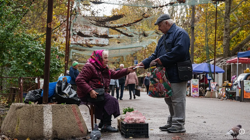 Residents leave Russian-occupied Oleshky amid local ceasefire