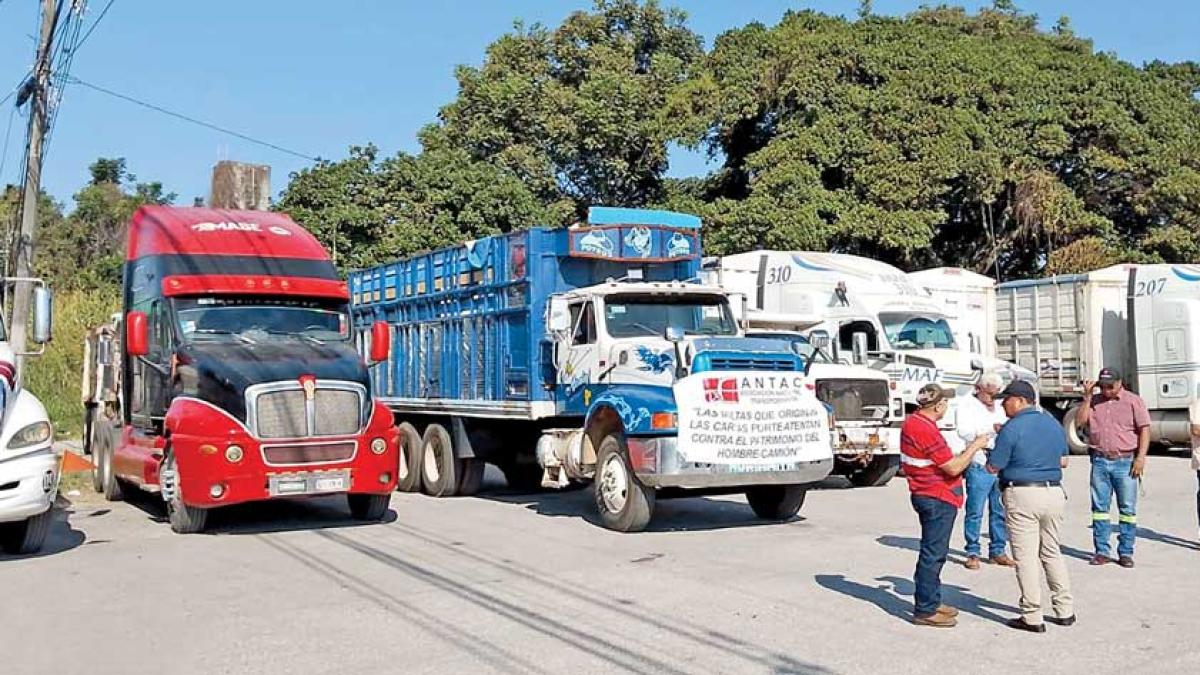 Transportistas frenan su paro; se comprometen ante Segob a no afectar carreteras