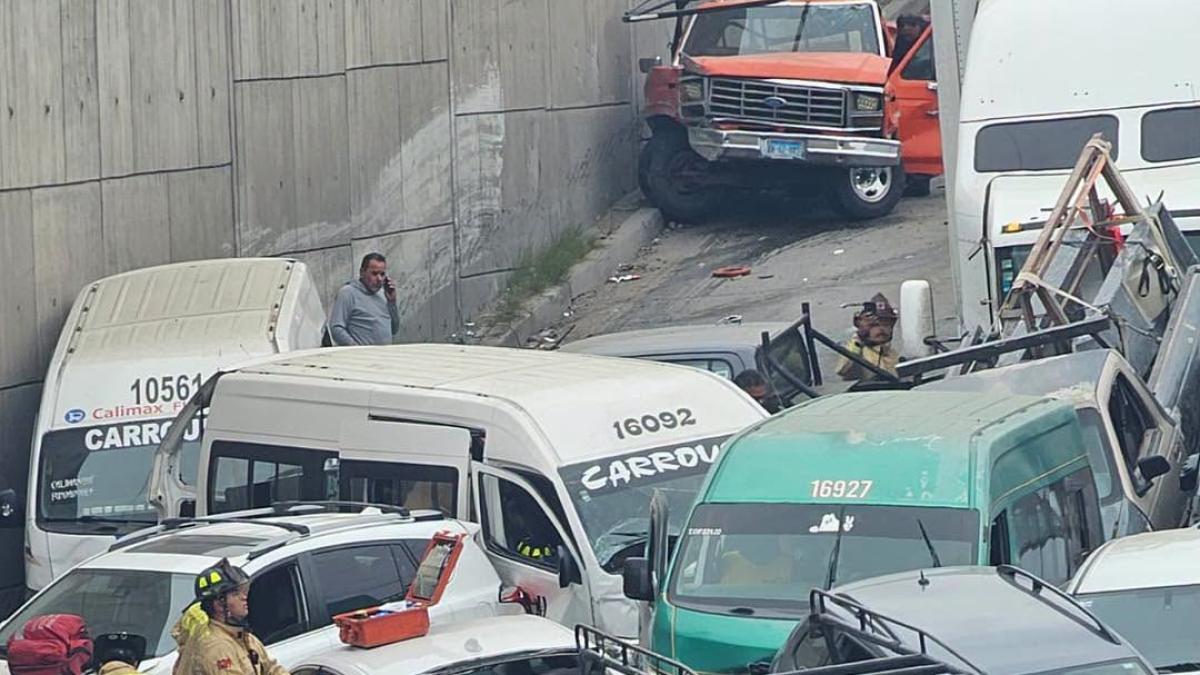 Carambola de 34 vehículos en Tijuana obliga al cierre del Libramiento Rosas Magallón