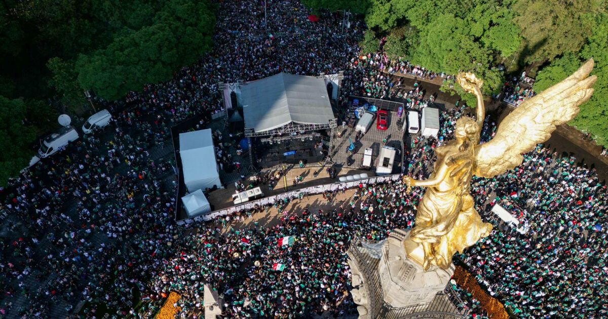 "Uno quiere divertirse en el Mundial": aficionados 'burlan' la Ley Seca en pleno Paseo de la Reforma