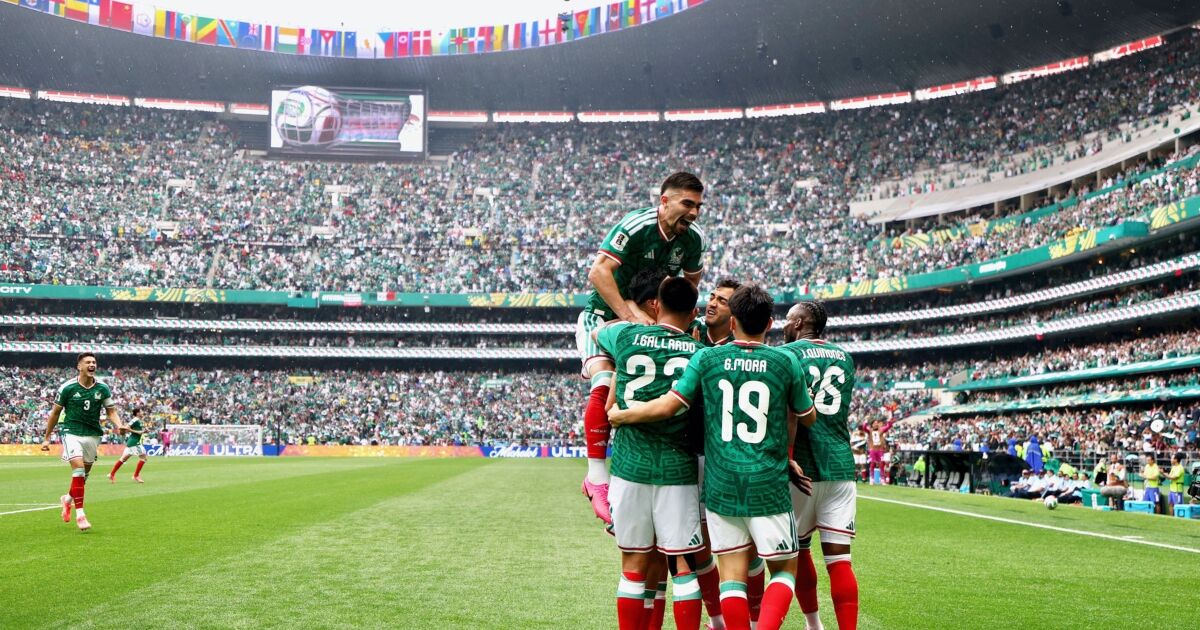 Jugadores de la selección mexicana celebrando un gol durante un partido del Mundial 2026. Hoy, México se enfrenta a Chequia.