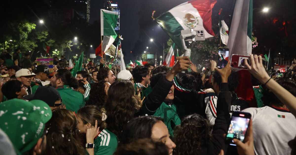 Miles salen a las calles de CDMX para celebrar el triunfo de México sobre Ecuador