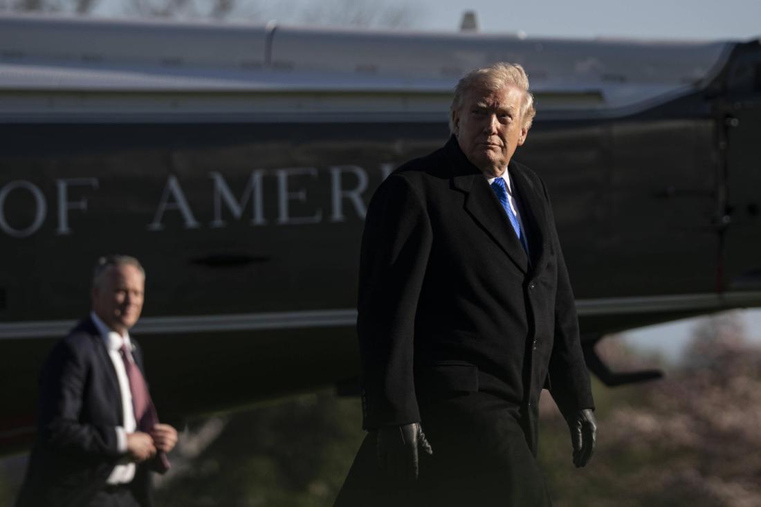 Trump strauchelt im eigenen Hinterhof und ruft „große Patrioten“ nach Mar-a-Lago