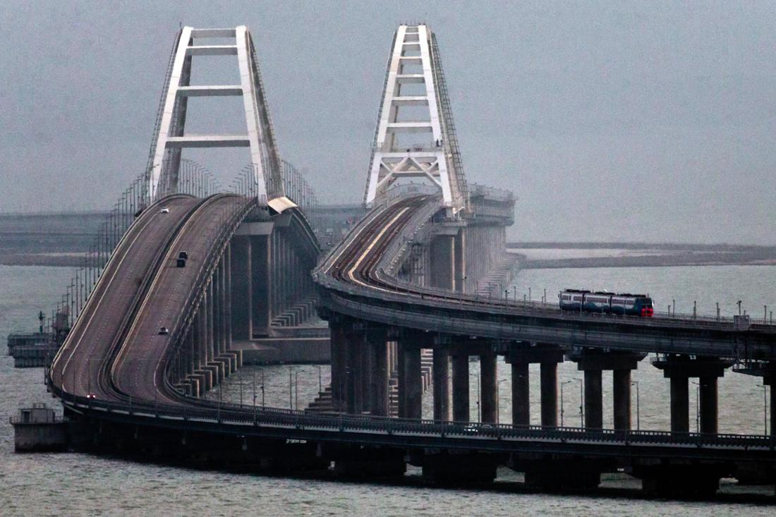 Befestigungen an der Krim-Brücke: Satellitenbilder zeigen Verteidigungsmaßnahmen gegen Ukraine-Drohnen
