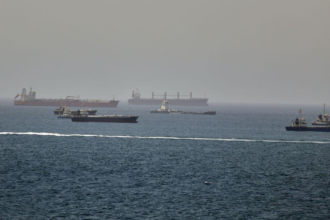 Iran-Krieg: Angriffe auf Schiffe in der Straße von Hormus – Emirate werfen Teheran Piraterie vor
