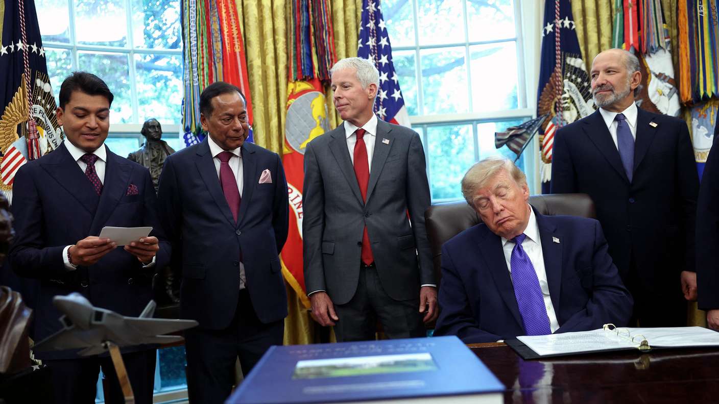 „Dozy Don“ im Weißen Haus: Trump schließt die Augen und verdient sich eigenen Spitznamen