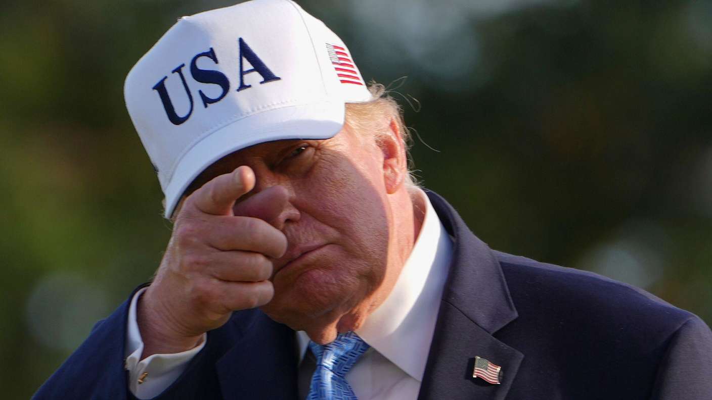 Leere Ränge, große Töne: Trump behauptet, Veranstaltung sei „völlig MAXED OUT“ – Medien zeigen anderes Bild