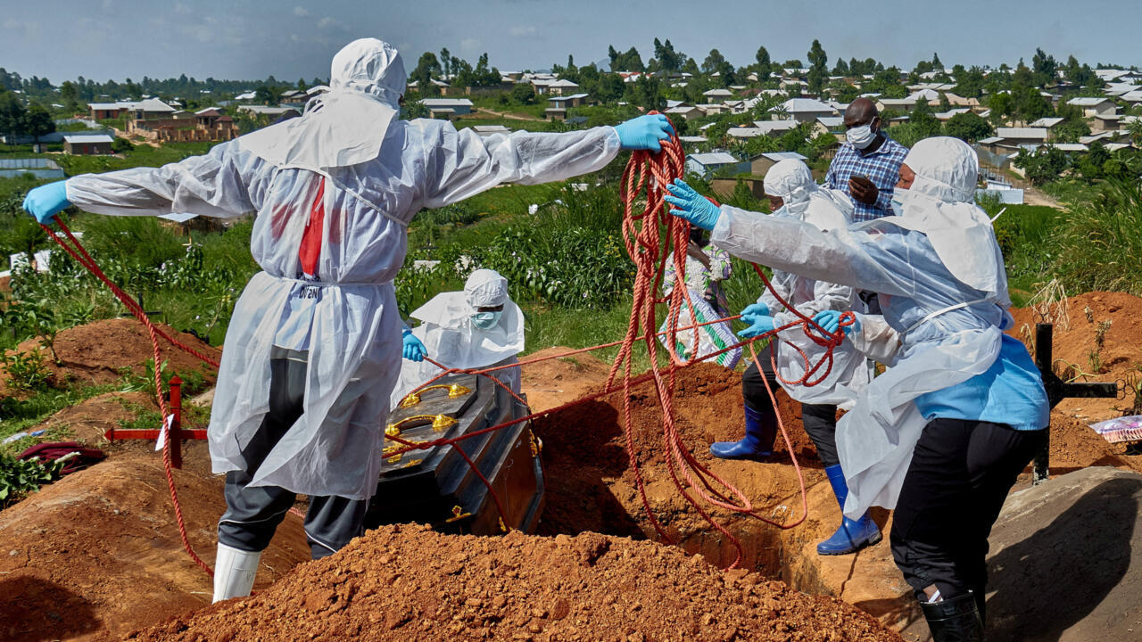 Surto de Ebola na RD Congo ultrapassa 400 mortes com a chegada do vírus a cidade principal