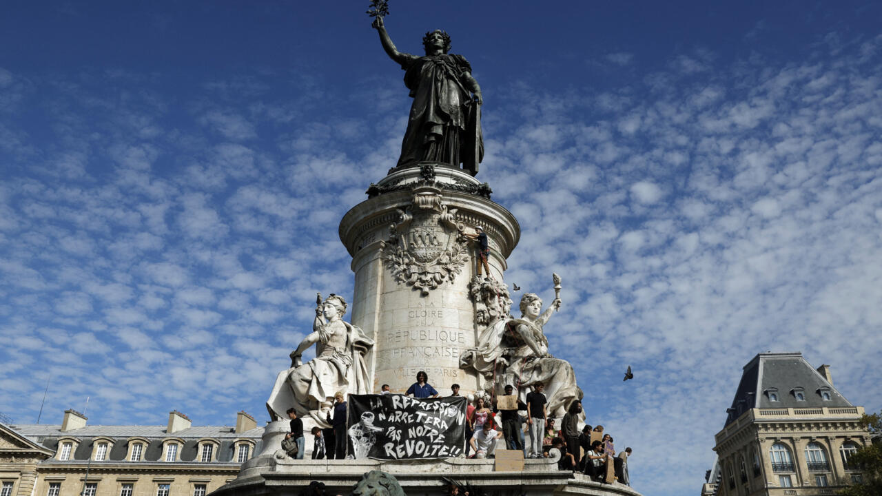 France's Yellow Vests join student protests against rising cost of living
