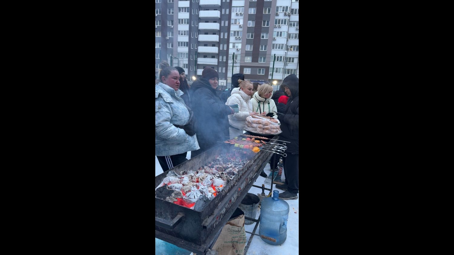 En ukraine une fete des voisins malgre les bombes