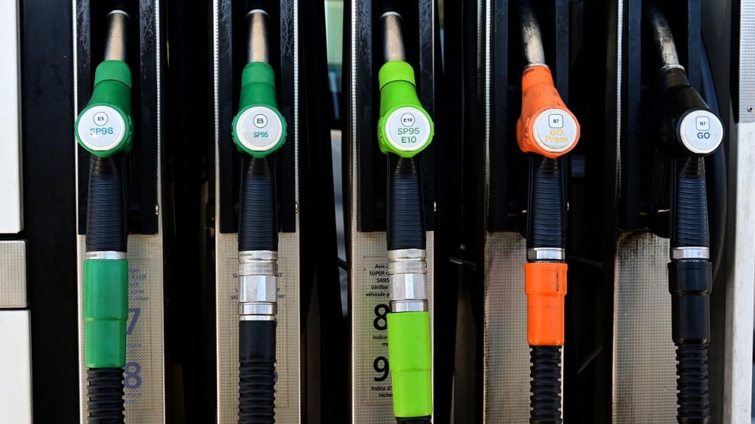 Hausse des prix des hydrocarbures: cinq pays UE veulent taxer les profits des énergéticiens