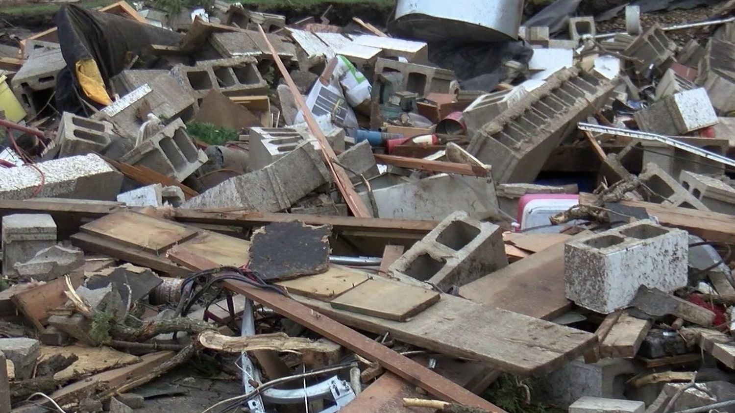 États-Unis : le début de la saison des tornades marqué par d'importants dégâts Une série de tornades a traversé plusieurs Etats du centre des Etats-Unis, engendrant de