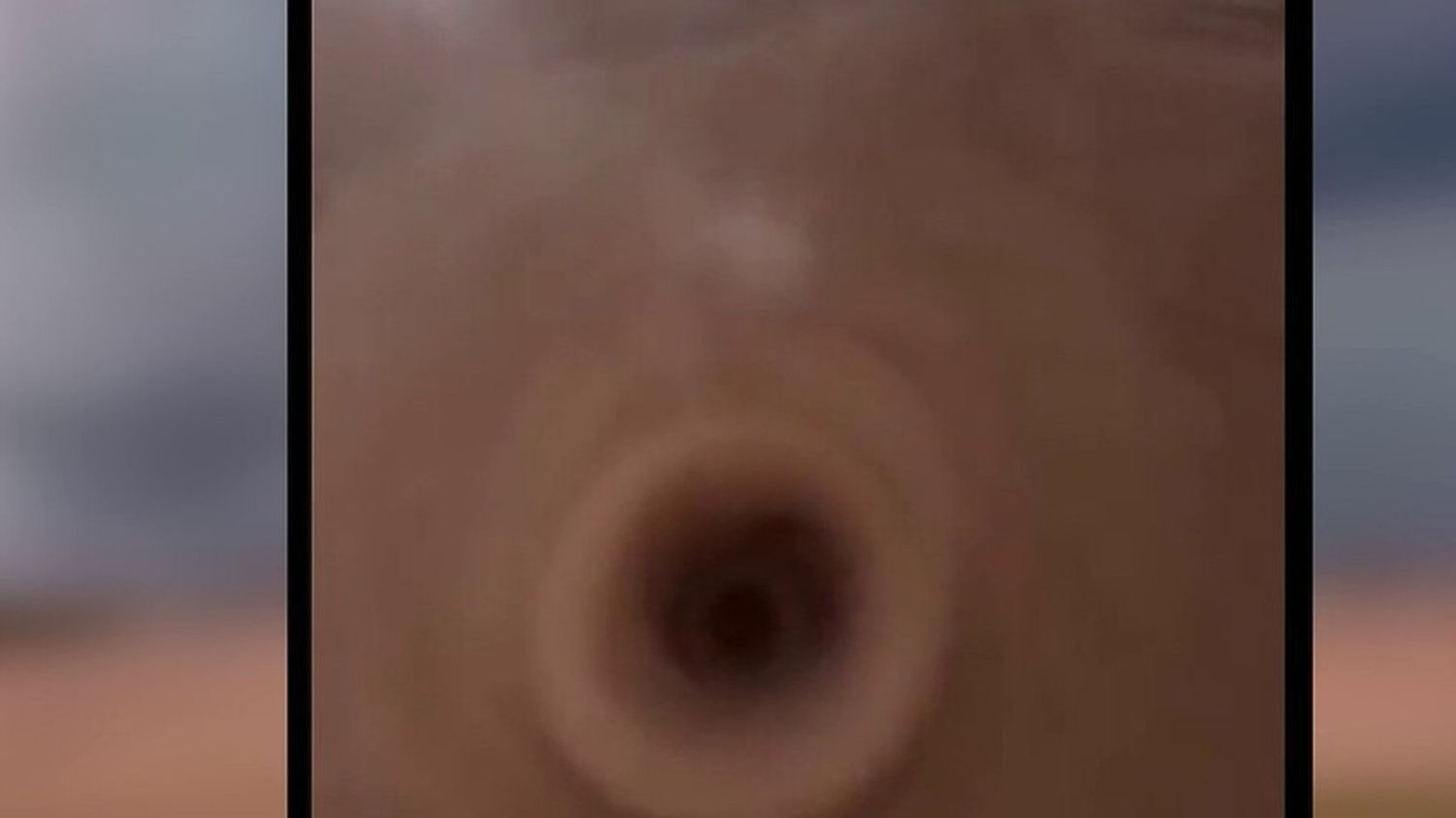 États-Unis : un drone filme l'intérieur d'une tornade Dans l'Iowa (Etats-Unis), des chasseurs de tornade ont réussi à capturer des images inédites : l'intérieur d'une tornade