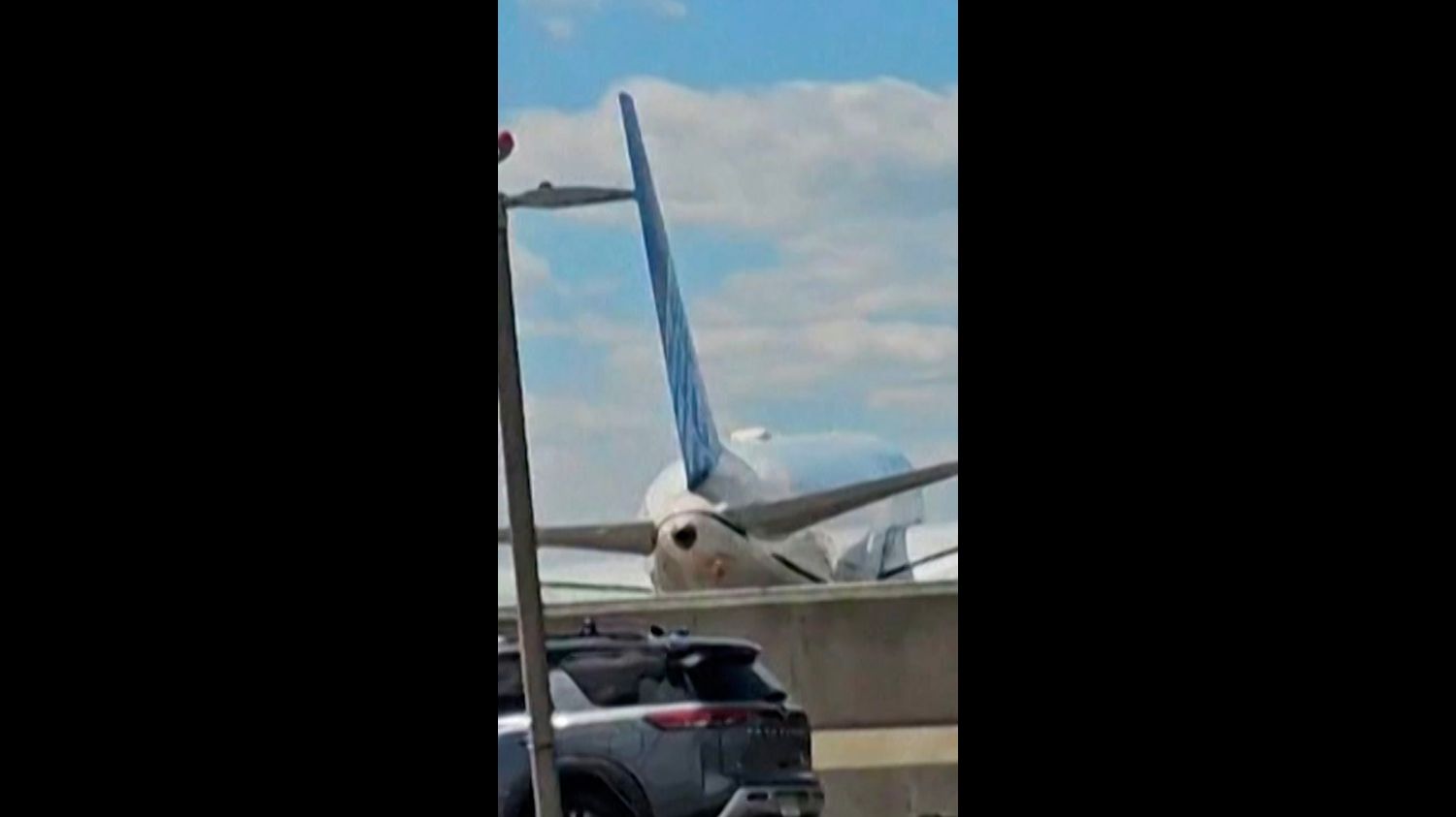 Un avion en plein atterrissage percute un camion près de New York
