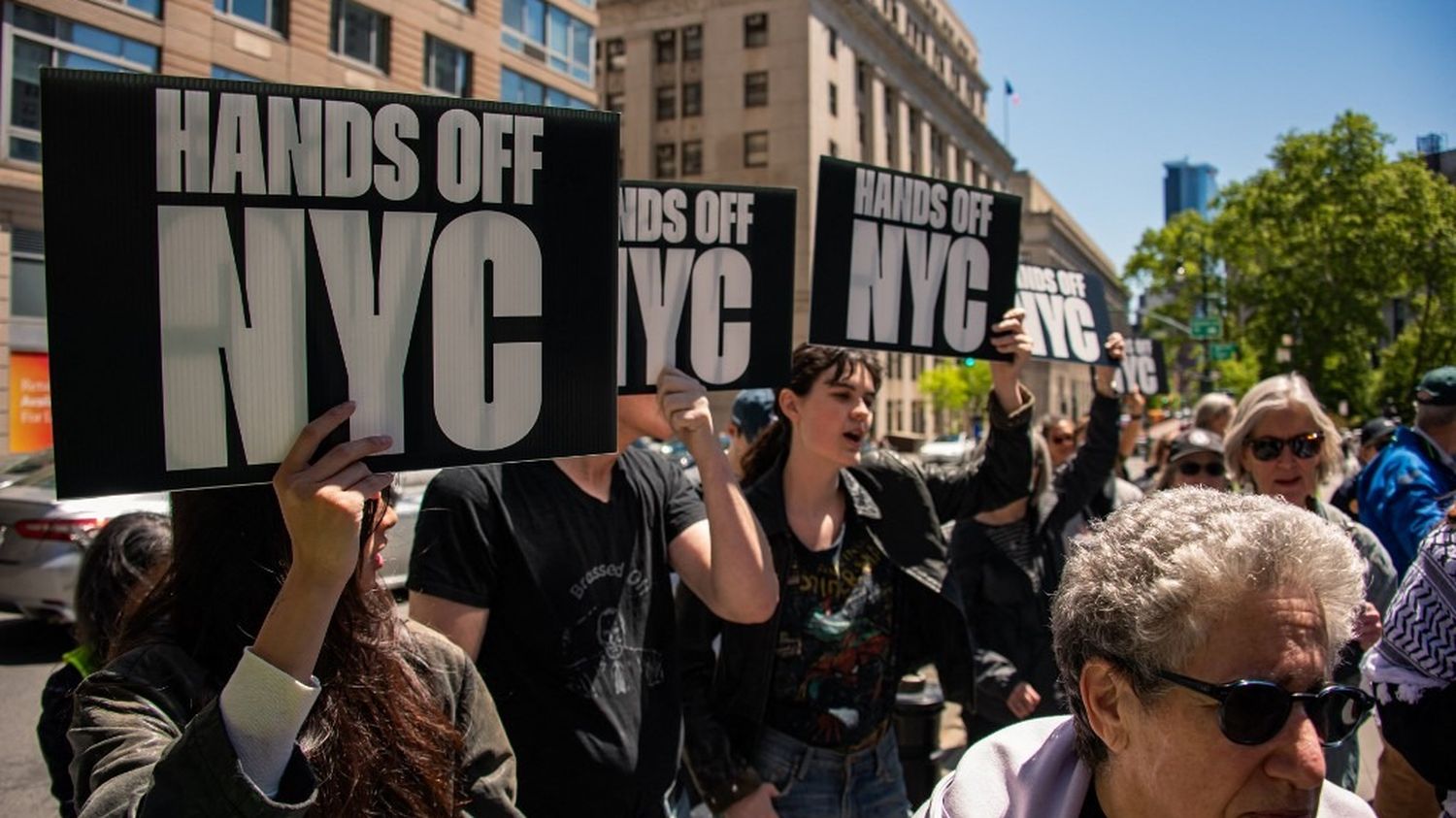 Un juge fédéral américain interdit à New York les arrestations de migrants au tribunal Le bâtiment du 26 Federal Plaza à Manhattan est devenu un lieu symbole de la politique