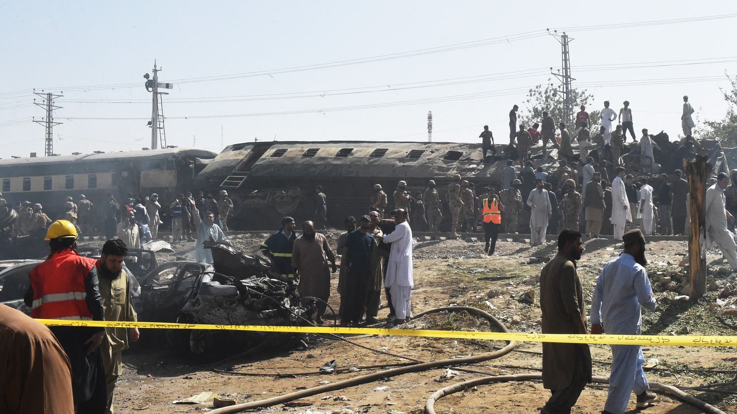 L'attaque à l'explosif d'un train fait au moins 24 morts au Pakistan Des militaires figurent parmi les victimes de l'attaque, qui a aussi fait plus de 50 blessés.