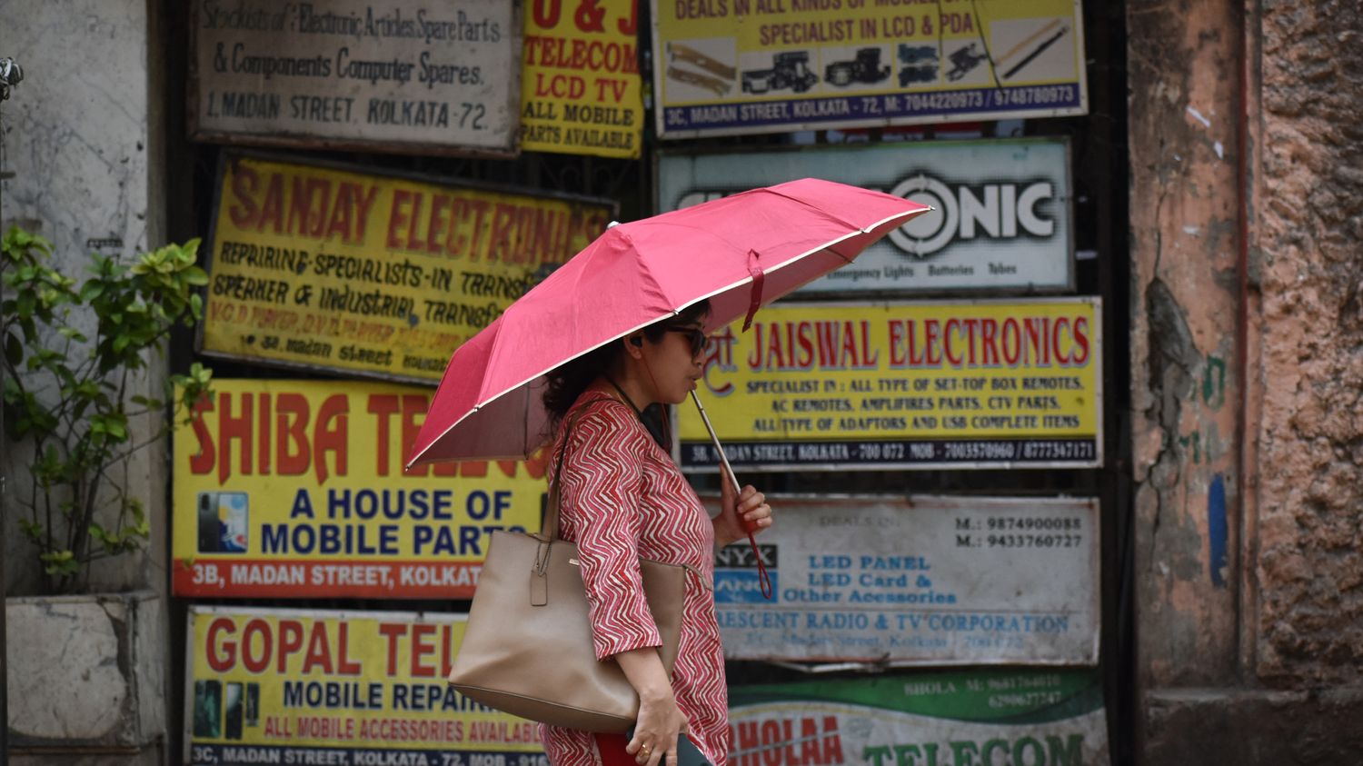 India: Intense heatwave causes deaths and power outages