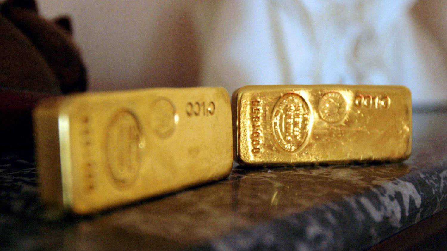 Un ancien espion de la CIA arrêté avec 303 lingots d'or à son domicile aux États-Unis