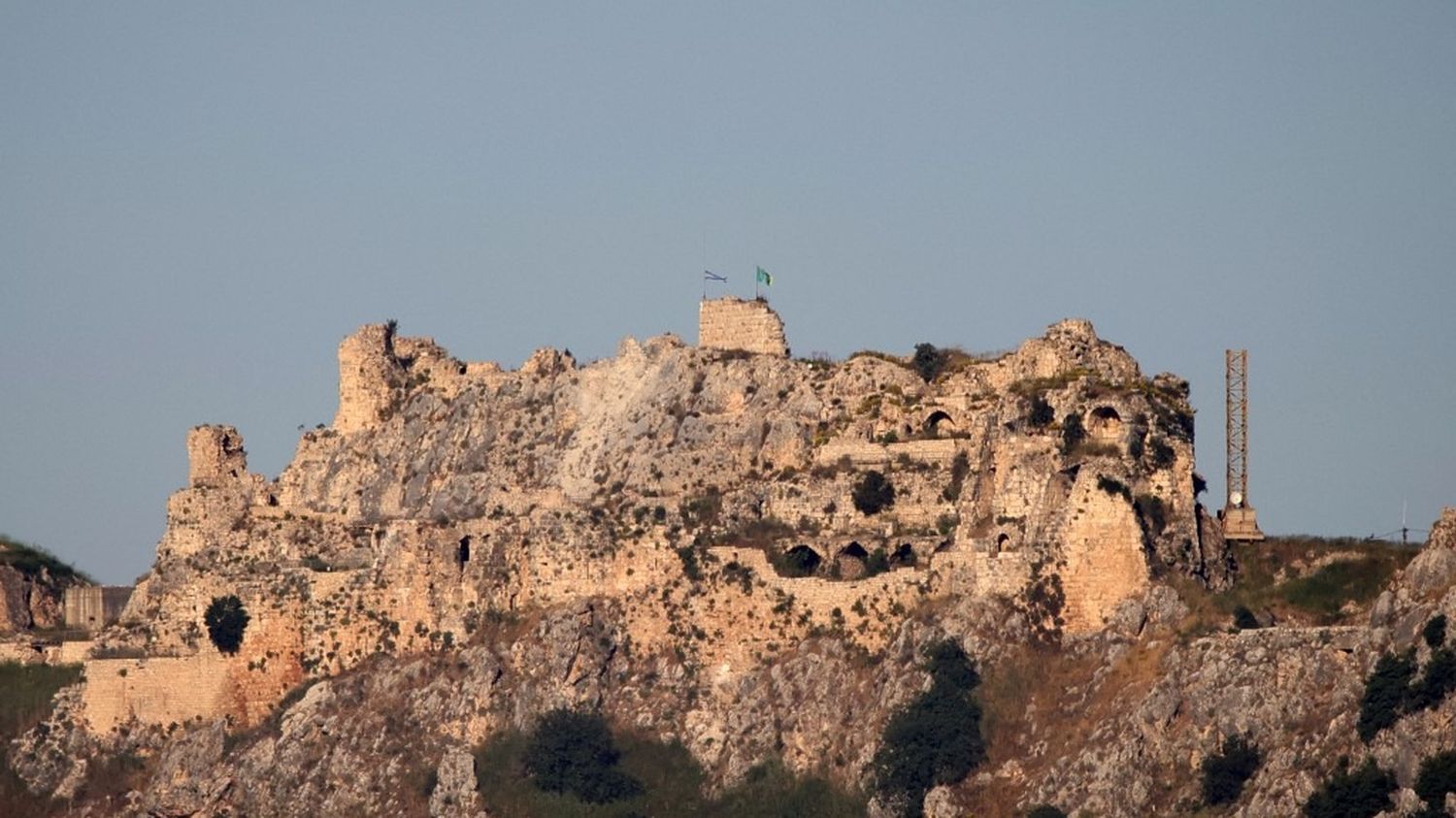 Israël plante son drapeau sur la stratégique forteresse médiévale de Beaufort, dans le sud du Liban Les forces israéliennes avaient utilisé Beaufort comme base pendant leur