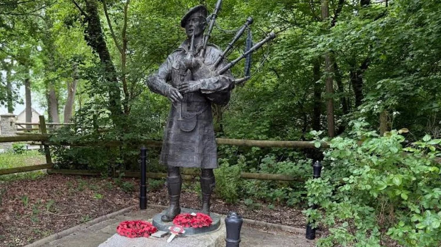 Une cagnotte ouverte en Grande-Bretagne après le vol d'une statue d'un joueur de cornemuse dans le Calvados, à quelques jours du D-Day La statue a disparu dans la nuit du 28 au 29