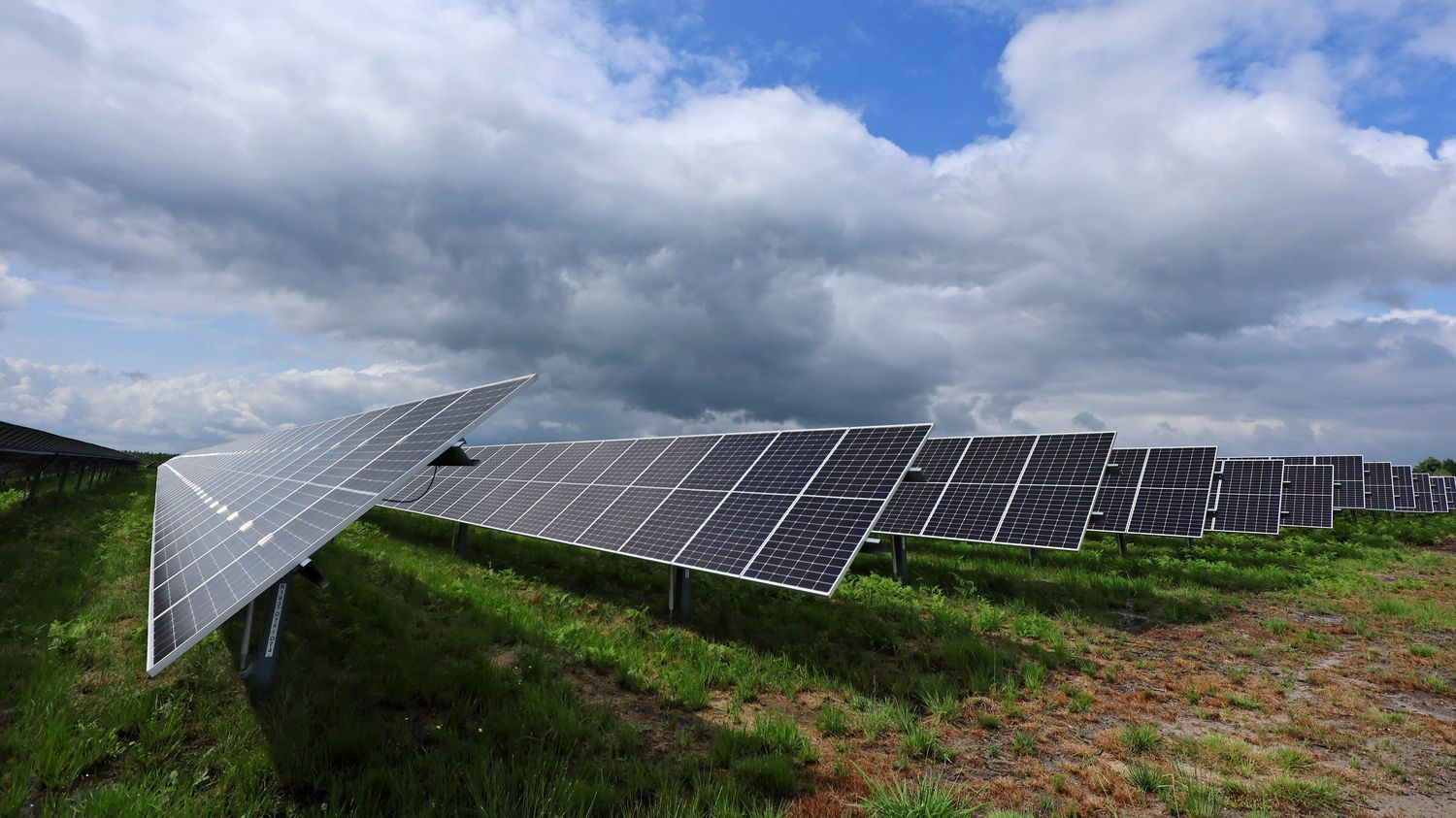 "Un projet de résilience financière" : dans le Loir-et-Cher, l'armée transforme un site de stockage de munitions en parc photovoltaïque