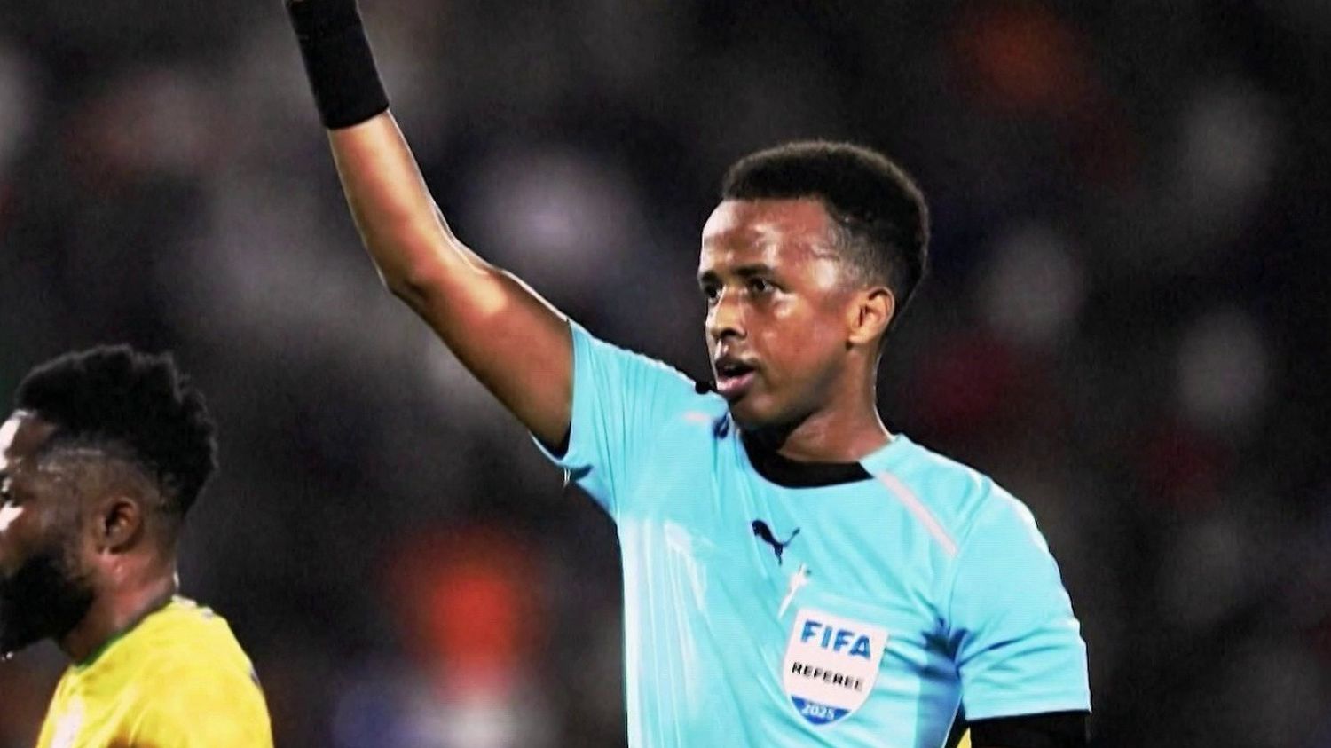 "Je pense qu'ils ont un problème avec mon pays" : élu meilleur arbitre africain, Omar Abdulkadir Artan privé de Mondial et refoulé du sol américain