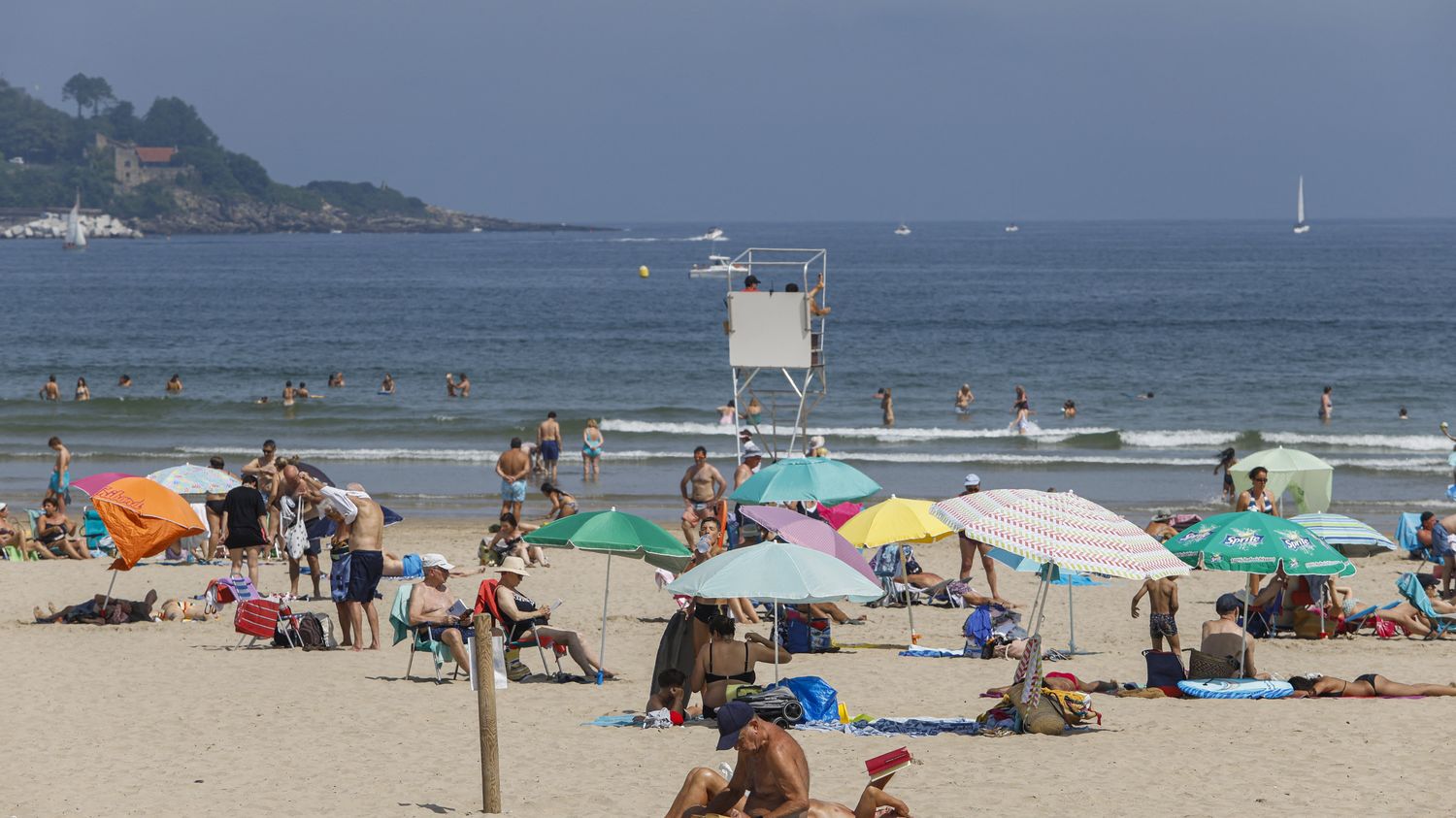 Cancer du sein : un maillot de bain spécifiquement adapté aux femmes développé à Hendaye Le maillot de bain intègre des poches pour prothèses, des coques rigides et des finitions