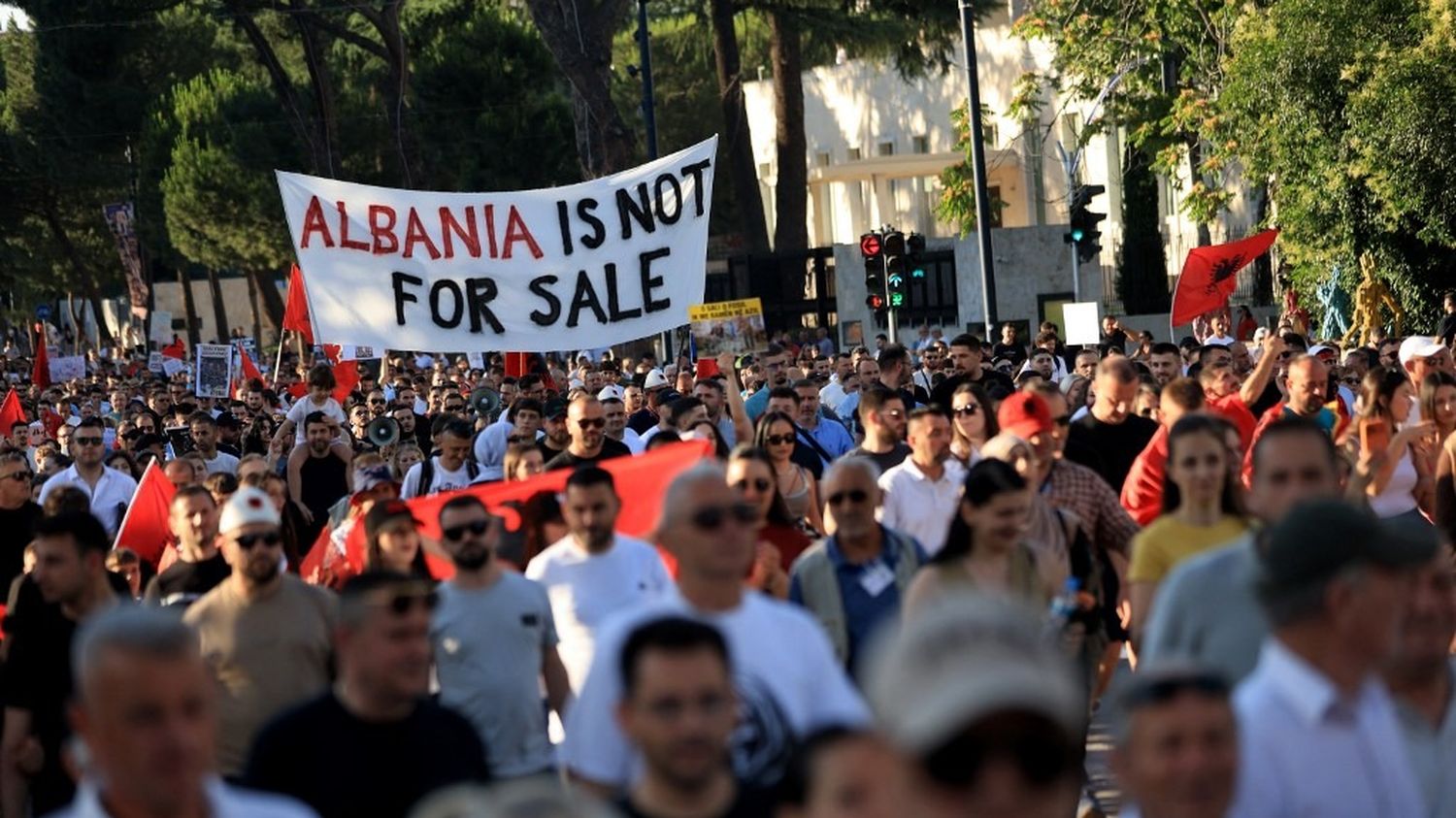 REPORTAGE. "On veut la démission du Premier ministre" : en Albanie, des manifestants dénoncent la corruption autour d'un projet immobilier lié à Donald Trump